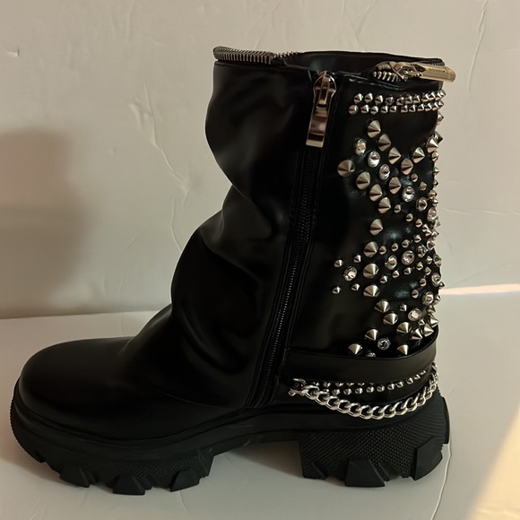 Azalea Wang black boots w/silver chains, faux rhinestones and studs, size 9 / 40 - Picture 7 of 16